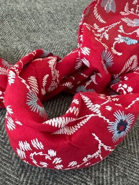 NWOT, DARLING FLORAL PRINTED BANDANA